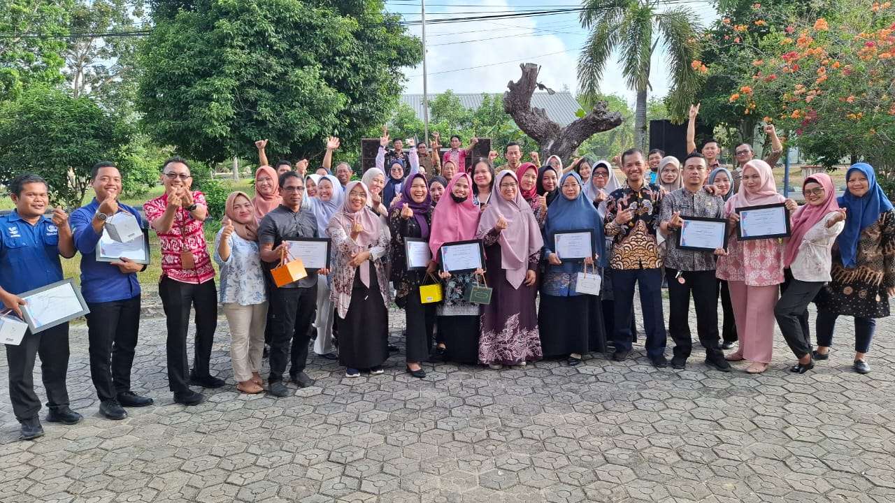 Foto Bersama Seluruh Pegawai DINSOSPMD 