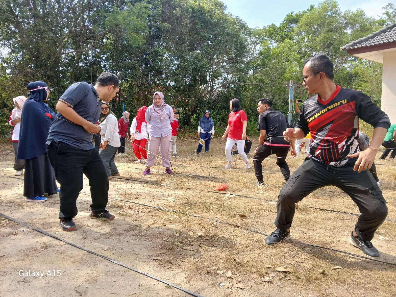 Lomba memasukkan Pulpen Ke Botol