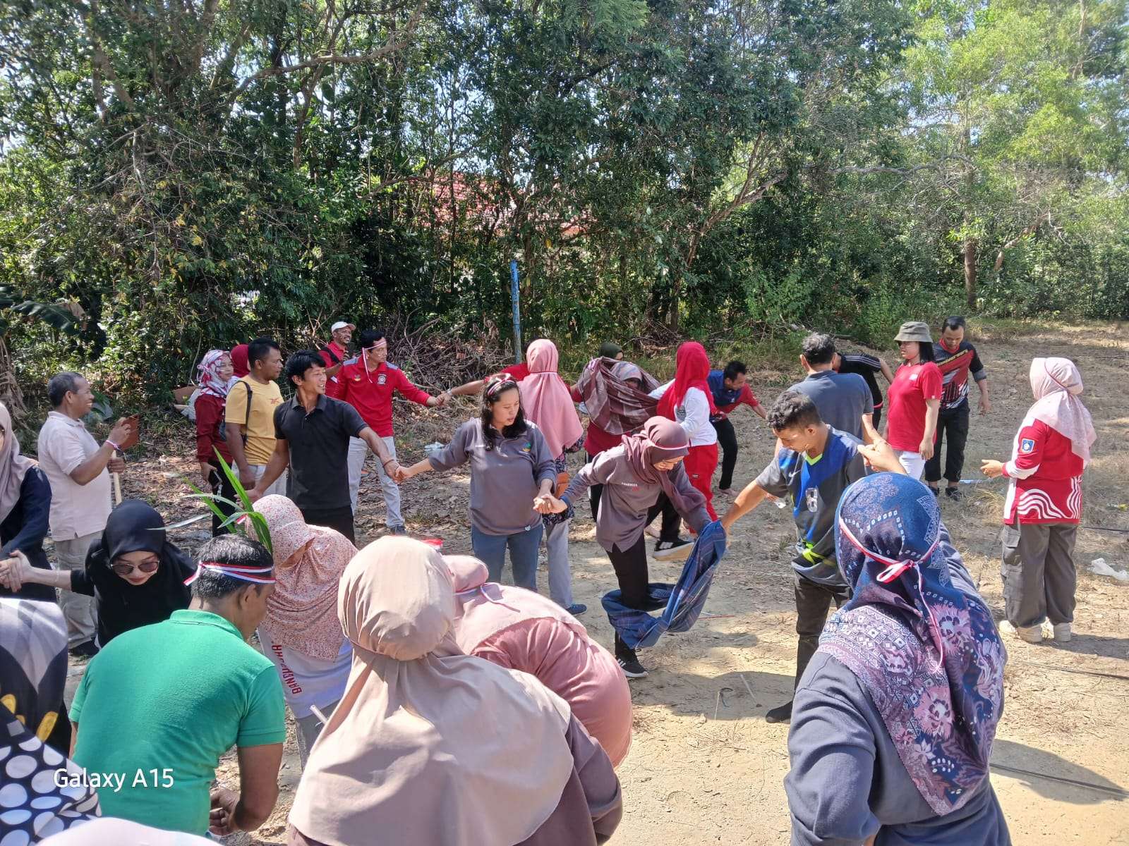 Lomba Memindahkan Sarung